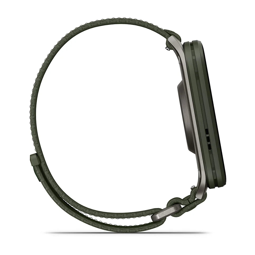 Garmin Venu X1 Moss – clasp and links close-up