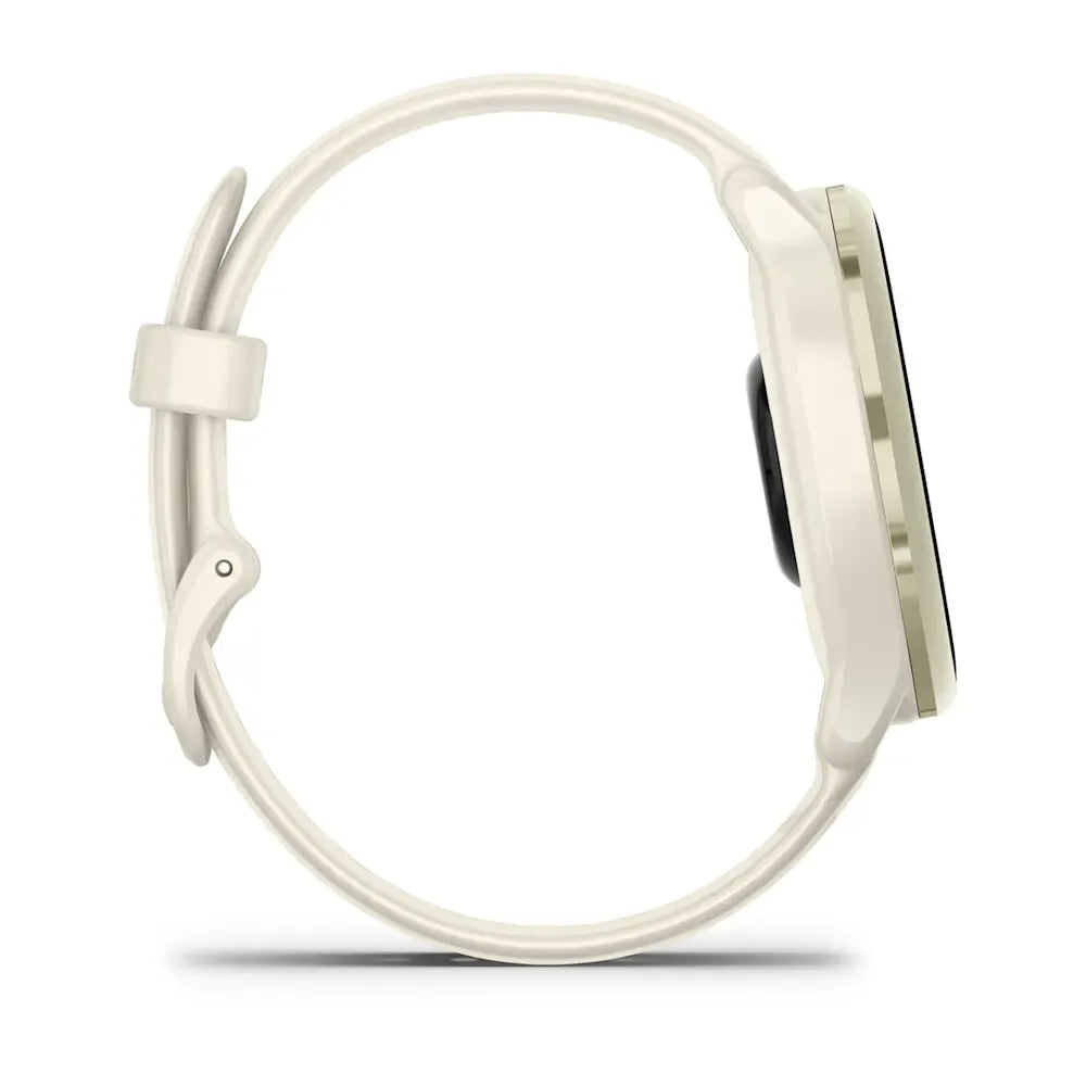 Garmin vívoactive 6 – lifestyle shot, checking stats outdoors
