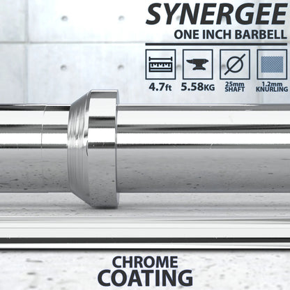 Synergee one-inch barbell with chrome coating, 4.7 feet long and 25mm shaft diameter. Specifications show 5.58kg weight and 1.2mm knurling.
